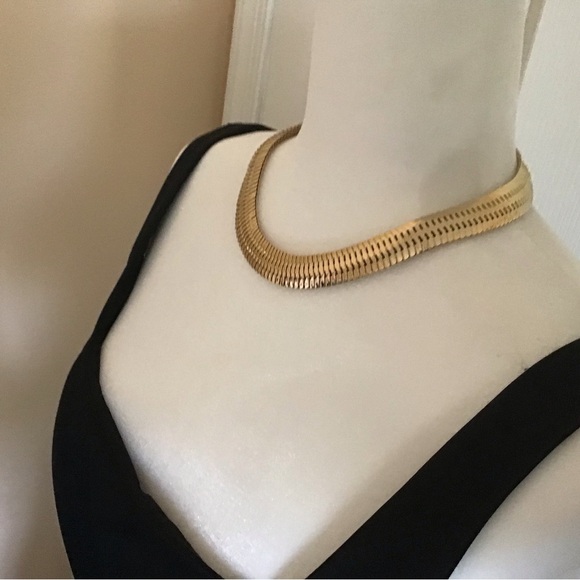 Vintage gold color necklace in excellent condition. - Picture 2 of 4